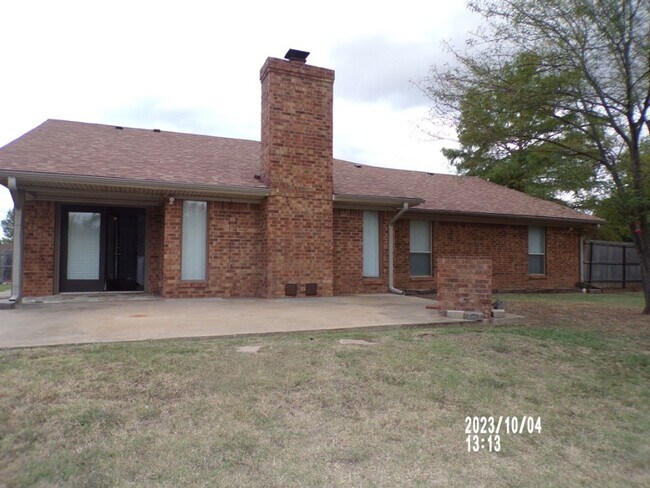 Building Photo - Large bedrooms, located on West side of town