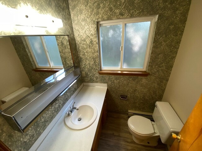 Building Photo - Spacious 3 Bedroom 1.5 Bath Duplex