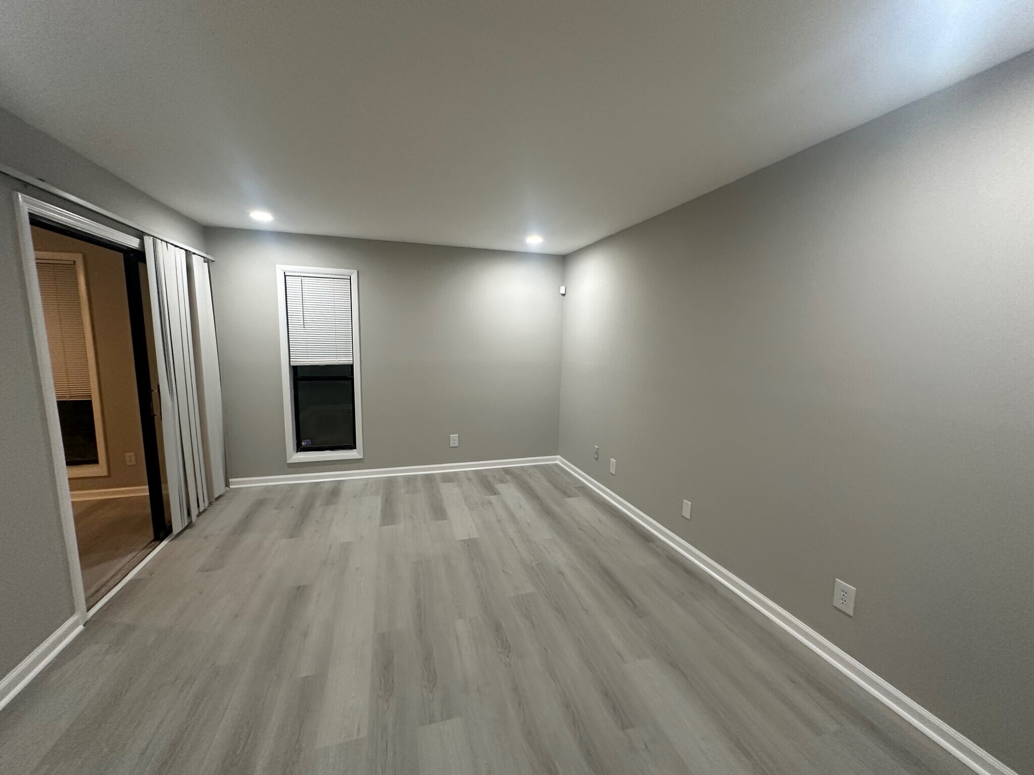 Building Photo - Room in Condo on Roberts Dr