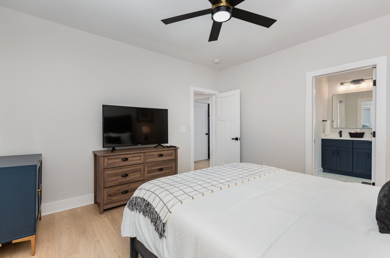 Building Photo - 607 Kenmore Ave