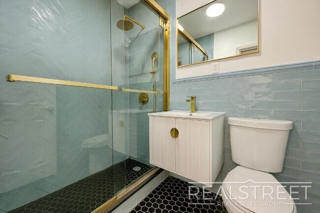 Building Photo - Charming 2 Bed 1.5 Bath Upper Duplex in Bushwick with Garden