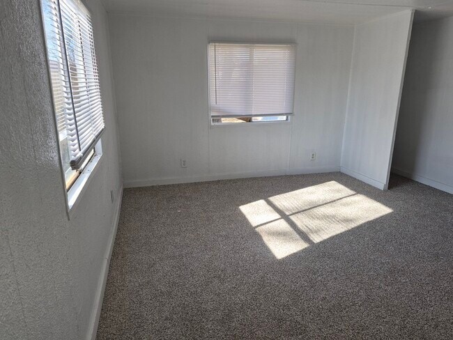 Building Photo - 209 S Ave B