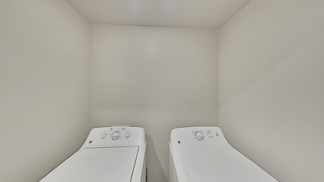 Building Photo - 2 Bedroom 2 Bath 2 Car Garage Duplex with ...