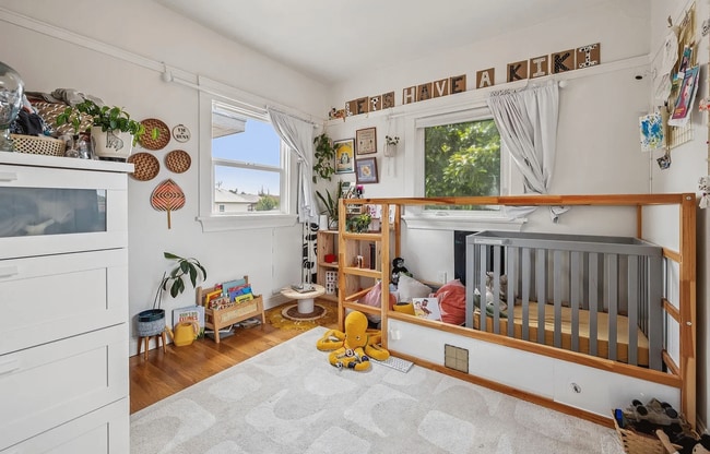 Building Photo - 747 55th St