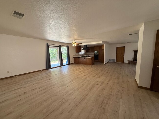Building Photo - Golf Course- On The Mesa 3 Bedrooms, 2 Bathrooms, New Paint,