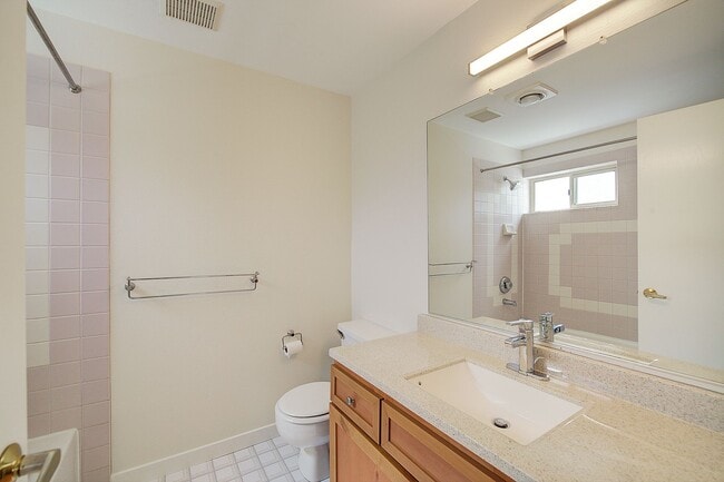 Building Photo - 2bd/2.5ba Kirkland Townhome