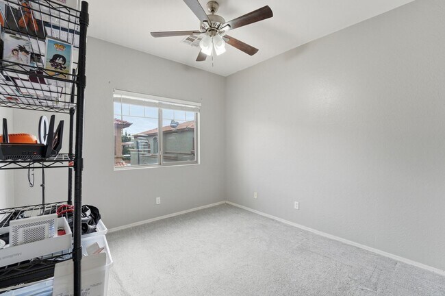 Building Photo - Bright 3-Bed Townhouse in Quiet Gated Community Near ASU