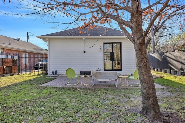 Building Photo - 302 S Saint Mary Ave