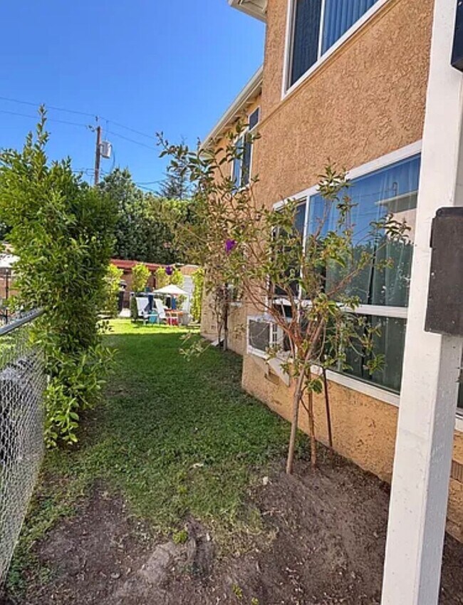 Building Photo - 4126 W Toluca Lake Ave