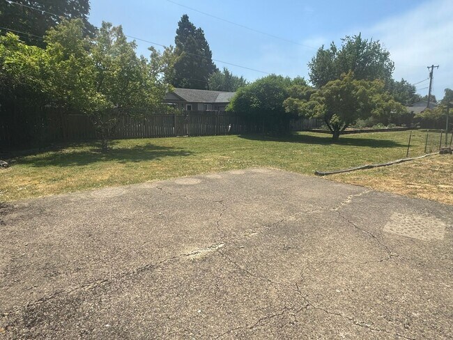 Building Photo - 3-Bedroom, 1-Bath Home In The Cal Young Ar...