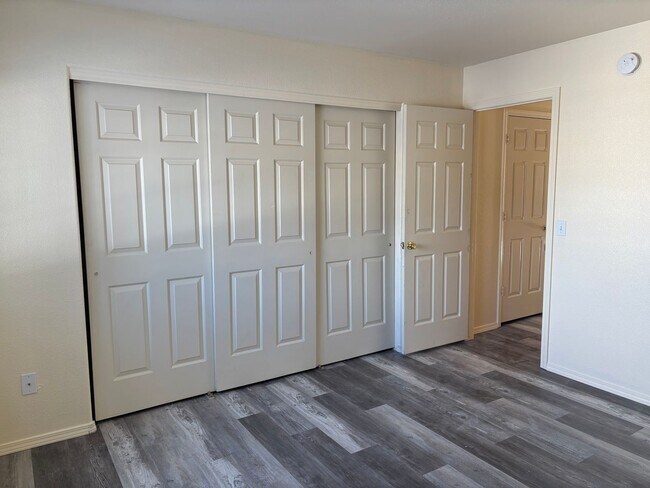 Building Photo - 726-728 E Spokane Ave