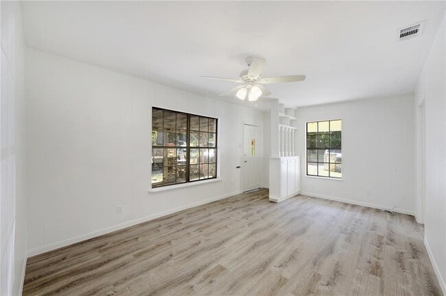 Building Photo - 2405 E 10th St