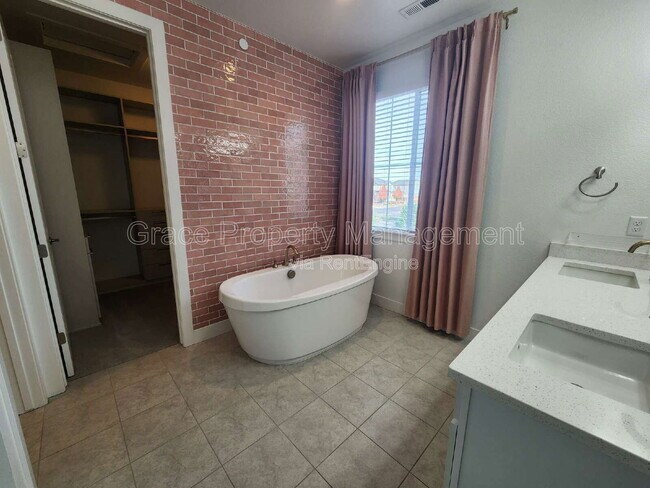 Building Photo - 12930 Galapago St