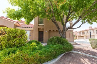 Building Photo - Available! 2 Bedroom Townhome inside Pacif...