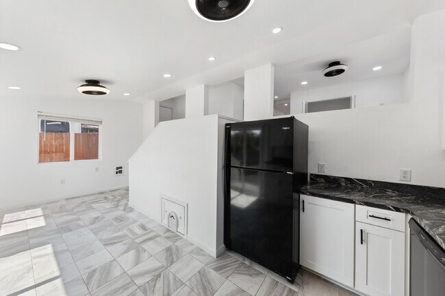 Building Photo - Updated Duplex