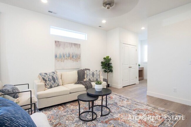 Building Photo - 3645 Verde Dr