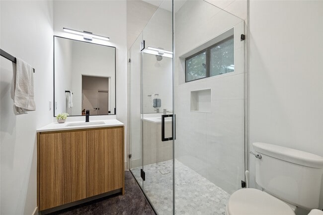 Building Photo - 711 Memorial Heights Dr