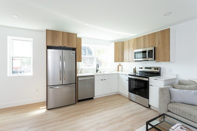 Building Photo - 7 Kenoza Ave