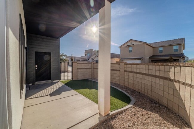 Building Photo - Beautiful 3 bed 2 bath + Den Home in Desert Color! Corner Lot!!