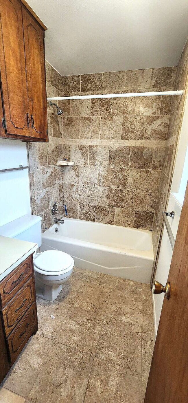Building Photo - Beautifully updated 3/2/2 in the Meadows -Modern Updates & Flexible Living Space!