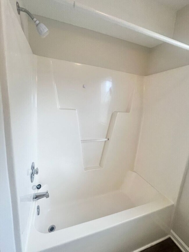 Building Photo - RENT SPECIAL! UPDATED MODERN UNIT! 3BR Clo...