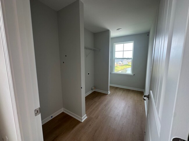 Building Photo - 16 Roxbury Dr