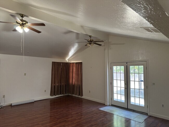 Building Photo - Welcome to Woodside Drive! Opportunity awa...
