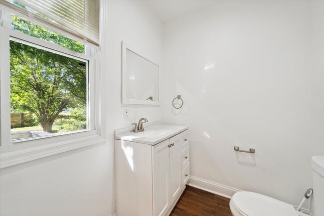 Building Photo - $1,675 - Spacious 3 Bedroom in North End