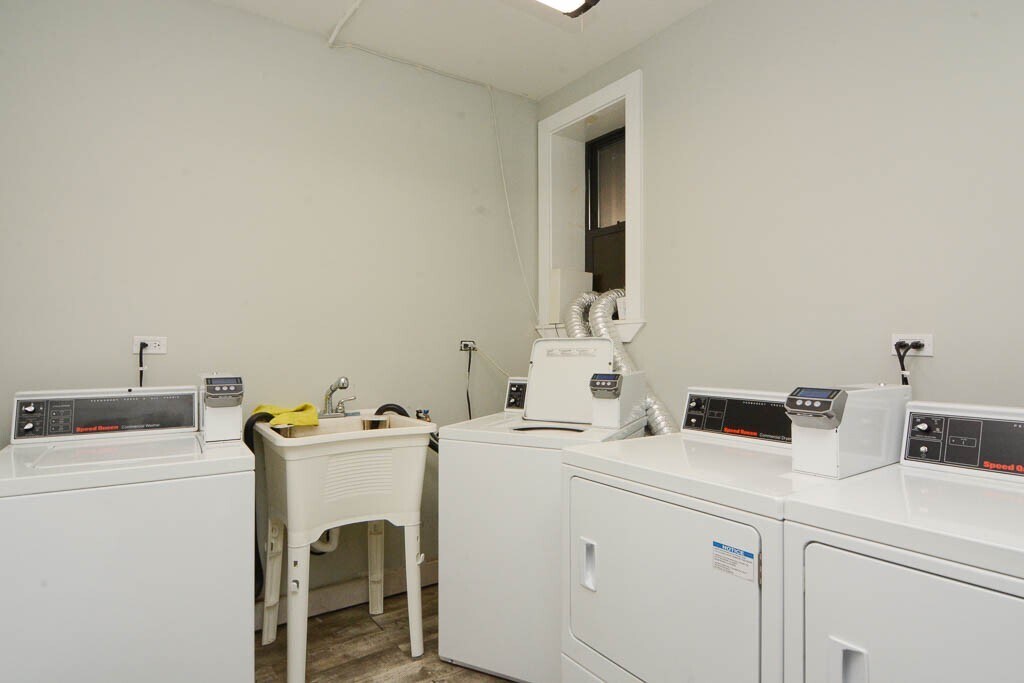 Building Photo - 896 Green Bay Rd