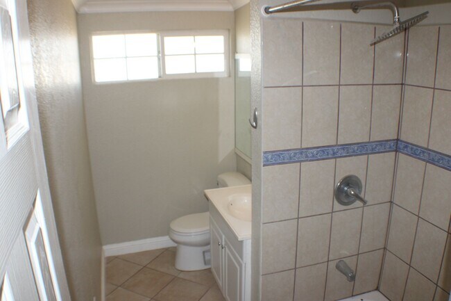 Building Photo - Spacious 3-Bed + 1 Bonus Room, 1.5-Bath Cu...