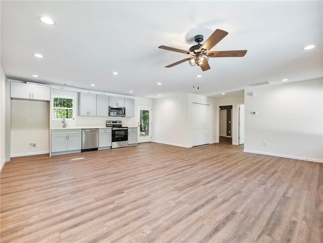Building Photo - 8079 Beachwood Dr