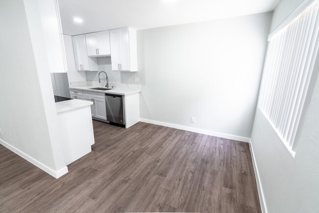 Interior Photo - 616 N Sweetzer Ave