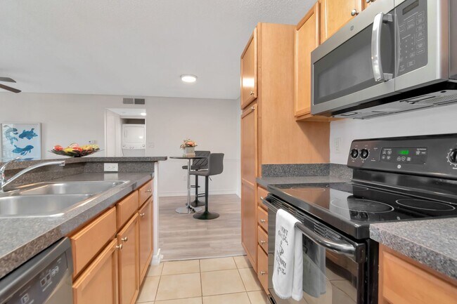 Building Photo - Ground Floor 1 BR + Den in Brandon with Resort Amenities