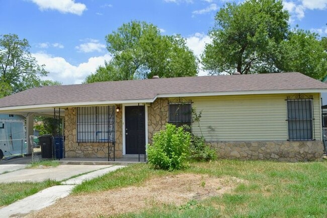 Primary Photo - Charming 3 bed 2 bath right off Commerce a...