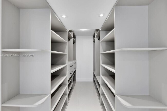Building Photo - 3140 S Ocean Dr