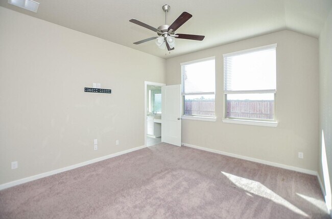 Building Photo - Beautiful 2 story home with 4 bedrooms, 2,...