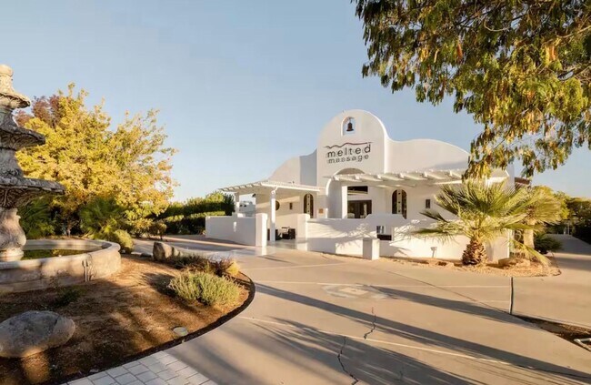 Building Photo - 2 Bedroom Townhouse in a Resort Style Community! All Utilities Included!