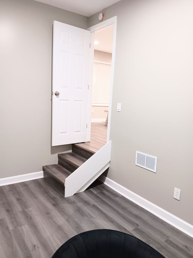 Building Photo - Charming Hideaway