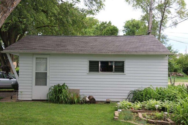 Building Photo - 2017 Cameron Dr