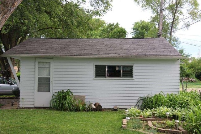 Building Photo - Updated Madison West, Two Bedroom, One Bathroom Duplex