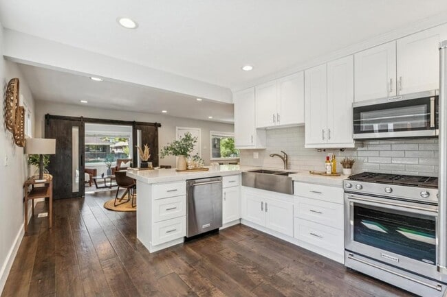 Building Photo - 1041 Yale Ave S