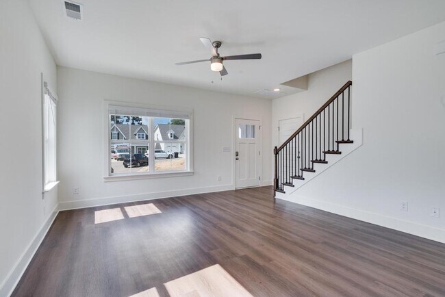 Building Photo - Primary bedroom on main level with bonus l...