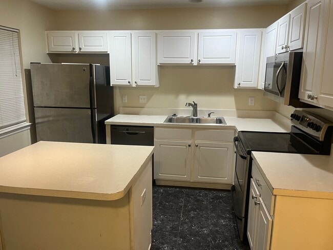 Building Photo - Available now. Grat 3BR/2.5 BA Townhome in Oak Bluff!