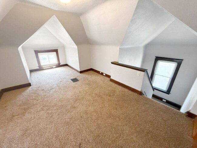 Building Photo - 4 BED 1 BATH SINGLE FAMILY HOME IN CLEVELAND!