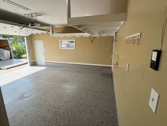Building Photo - Beautifully Updated 4-Bed Home in Prime NW...