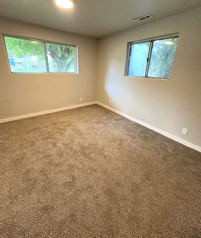 Building Photo - 5 Bed / 3 Bath Townhome in Murray!