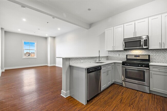 Primary Photo - 6200 HUDSON Ave