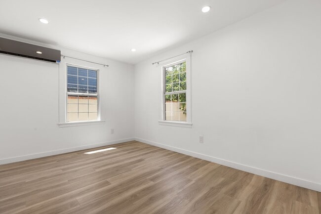Building Photo - 3 Bedroom, 2 Bathroom apartment in a prime...