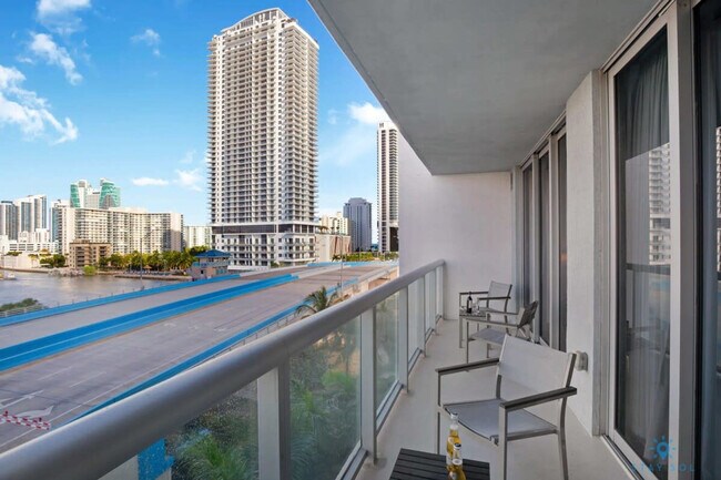 Building Photo - 2602 E Hallandale Beach Blvd