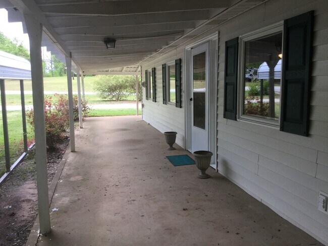 Building Photo - Country House on 1 Acre